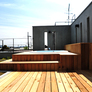 京都市北区の閑静な住宅街に屋上テラス、ジャグジーのあるコンクリート打放しのモダン住宅 